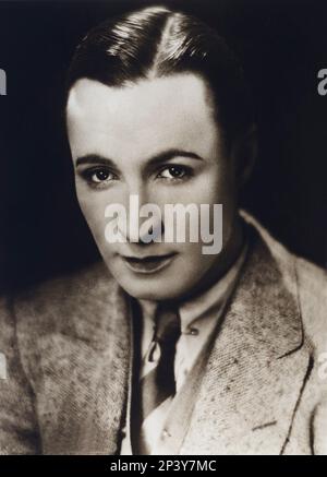 1925 ca : The silent movie actor ROD LAROQUE ( LA ROQUE - LA ROCQUE - LAROCQUE , Chicago 20 november 1898 - Beverly Hills 15 october 1969 )  - CINEMA MUTO - GAY - homosexual - homosexuality - LGBT - omosessualità - omosessuale  - portrait - ritratto - tie - cravatta - collar - colletto - pin - spilla - brillantina - grease  ----  Archivio GBB Stock Photo