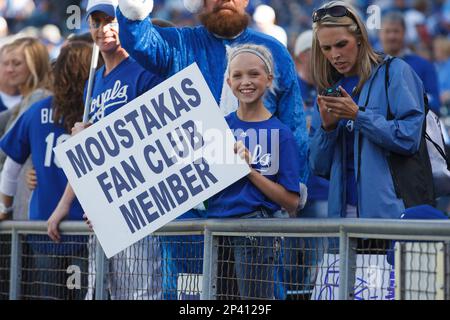 Kansas City Royals fan heats up internet with flaming wallet