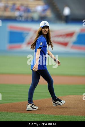 Suzy 수지 Miss A 미쓰에이 Throws First Pitch to Ryu Hyun-jin 류현진 Dodger Stadium  5-28-14 