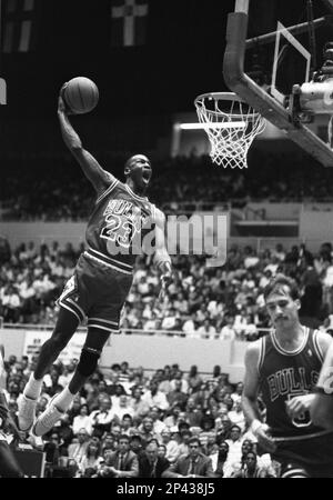 KRT SPORTS STORY SLUGGED: NBA-FINALS KRT PHOTOGRAPH BY CHARLES CHERNEY/THE  CHICAGO TRIBUNE SPT (KRT1) SALT LAKE CITY, UTAH, June 14 - Chicago Bulls' Michael  Jordan (C) goes for a rebound against Utah