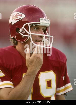 Kansas City Chiefs Quarterback Joe Montana competing in 1993 Stock Photo -  Alamy