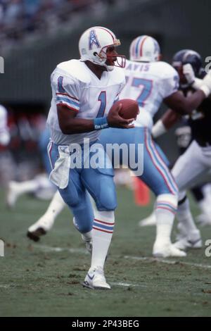 Quarterback Warren Moon #1 of the Houston Oilers looks on from the  sidelines.Circa the 1980's. (Icon Sportswire via AP Images Stock Photo -  Alamy