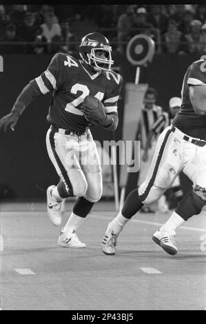 1986 Press Photo New York Jets #24 Freeman McNeil running with the football