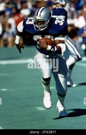 CIRCA 1980's: Running back Tony Dorsett of the Dallas Cowboys carries