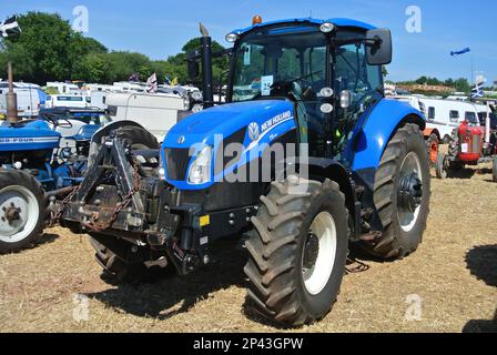 New holland t5 105 hi-res stock photography and images - Alamy