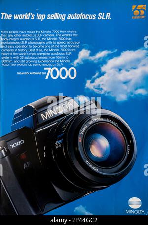 Minolta 7000 autofocus SlR camera advert in a Natgeo magazine May 1988 Stock Photo