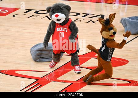 May 31, 2015: Houston Rockets mascot Clutch celebrates Houston