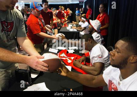 NFL FILE: Mike Alstott and Warrick Dunn of the Tampa Bay Buccaneers at the  Pro-Bowl in Honolulu, Hawaii. (Sportswire via AP Images Stock Photo - Alamy