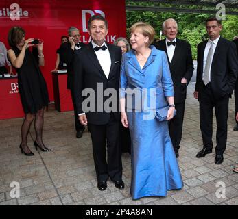 Rus tilida bir qizni uchlik qilishyapti. Videoni tomosha qiling.