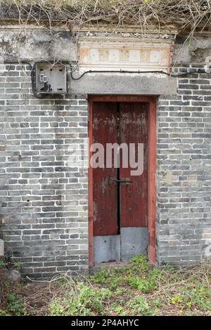 Doorway in Muk Wu Tsuen, a remote village in northern New Territories, Hong Kong, near the border with Shenzhen, Guangdong Province. Stock Photo