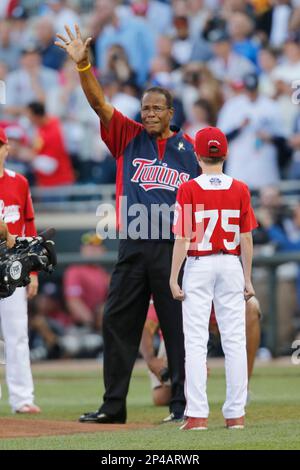 Twins legend Rod Carew returns to throw out first pitch - Superior