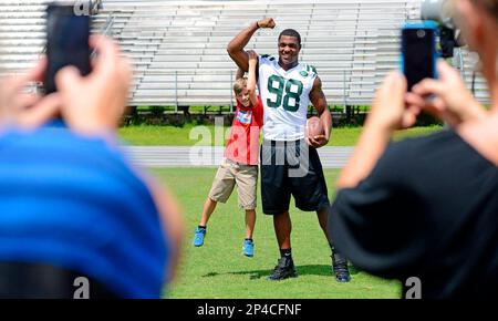 https://l450v.alamy.com/450v/2p4cfnf/garrett-ward-12-takes-a-photo-with-quinton-coples-a-former-kinston-high-school-and-north-carolina-football-star-and-current-outside-linebacker-for-the-new-york-jets-at-a-special-photo-shoot-for-the-united-way-campaign-tuesday-june-24-2014-at-kinston-high-school-in-kinston-nc-next-month-coples-will-host-his-annual-community-day-july-11-13-ap-photodaily-free-press-janet-s-carter-2p4cfnf.jpg