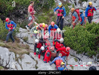 Mountain rescuers carry cave researcher Johann Westhauser , center, out ...