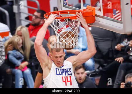 Los Angeles, California, USA. 5th Mar, 2023. Los Angeles Clippers forward Mason Plemlee dunks against the Memphis Grizzlies during an NBA basketball game at Crypto.com Arena in Los Angeles Friday, Feb. 24, 2023. (Credit Image: © Ringo Chiu/ZUMA Press Wire) EDITORIAL USAGE ONLY! Not for Commercial USAGE! Credit: ZUMA Press, Inc./Alamy Live News Stock Photo