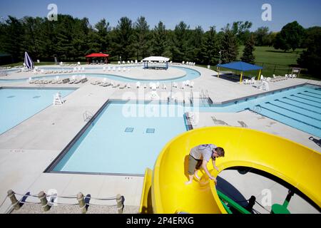 https://l450v.alamy.com/450v/2p4erxg/kyler-klann-with-bowling-green-parks-and-recreation-wipes-down-the-water-slide-thursday-may-22-2014-at-the-citys-pool-and-water-park-in-bowling-green-ohio-workers-were-putting-finishing-touches-on-the-water-park-which-opens-to-the-public-on-saturday-ap-photosentinel-tribune-jd-pooley-mandatory-credit-toledo-blade-out-2p4erxg.jpg