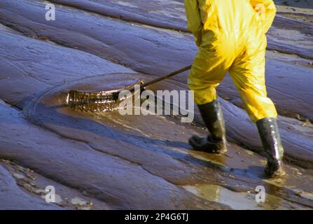 Removal of crude oil from the beach, after the Sea Empress disaster, Pembrokeshire, Wales, United Kingdom Stock Photo