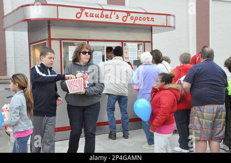 Traubel s Popcorn Stand serves hundreds during its grand opening