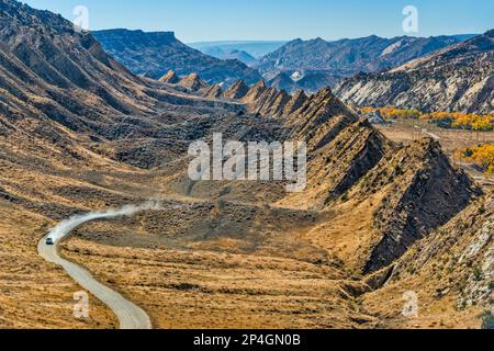 The Cockscomb monocline, vehicle on Cottonwood Road in Cottonwood Canyon, Grand Staircase Escalante National Monument, Utah, USA Stock Photo