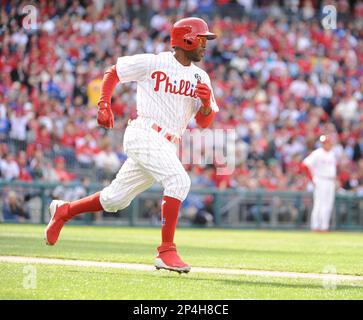 PHILADELPHIA, PA - MAY 08: Philadelphia Phillies catcher J.T. Realmuto (10)  in his pink Nike catchers gear on Mothers Day during the Major League  Baseball game between the Philadelphia Phillies and the