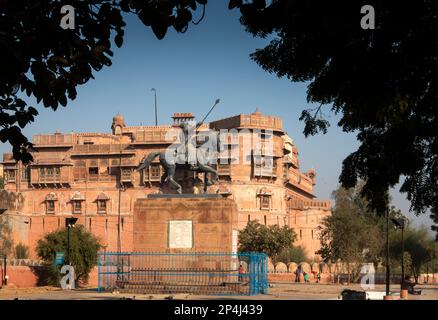 India, Rajasthan, Bikaner, Junagarh Fort, statue of General Maharaja Ganga Singh on horseback Stock Photo