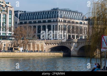 Pont Neuf and the Quai de la Megisserie, Paris, France. Stock Photo