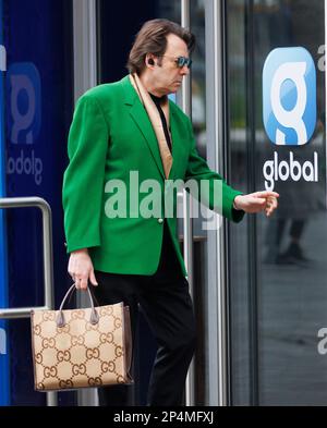 London, UK. 6th Mar, 2023. Jonathan Ross arrives at Global Radio in Leicester Square. Jonathan Ross is joining Global as the new host of Classic FM's film music programme Saturday Night at the Movies. The former film critic will present every Saturday from 7pm starting this weekend with an Oscars special as he features music from some of the contending films at this weekend's 95th Academy Awards. Credit: Mark Thomas/Alamy Live News Stock Photo