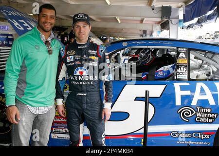https://l450v.alamy.com/450v/2p4mkb4/seattle-seahawks-quarterback-russell-wilson-and-kasey-kahne-during-practice-for-the-nascar-sprint-cup-series-the-profit-on-cnbc-500-race-at-phoenix-international-raceway-saturday-march-1-2014-in-avondale-ariz-ap-photonkp-russell-labounty-mandatory-credit-2p4mkb4.jpg