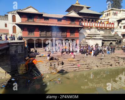 1 December 2022, Kathmandu, Nepal, The Hindu ritual of cremation in Pashupatinath Temple. Stock Photo