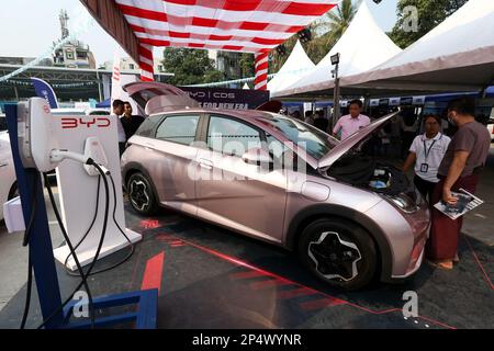 Yangon, Myanmar. 2nd Mar, 2023. Visitors look at a BYD Dolphin electric car imported from China at the Pannita Auto Fair in Yangon, Myanmar, March 2, 2023. Myanmar has imported the first batch of Chinese-made battery electric vehicles (BEVs) in January in implementing its one-year pilot EV project. TO GO WITH 'Roundup: Myanmar imports Chinese battery electric vehicles for pilot project' Credit: Myo Kyaw Soe/Xinhua/Alamy Live News Stock Photo