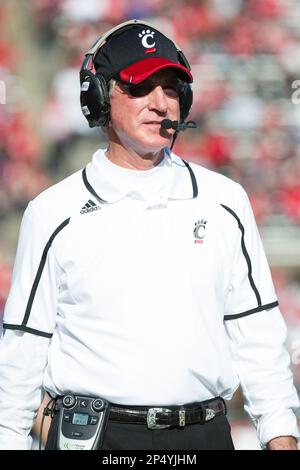 Nov. 16, 2013 - Piscataway, New Jersey, U.S - November 16, 2013: Cincinnati  Bearcats wide receiver Anthony McClung (6) holds the ball during the game  between Cincinnati Bearcats and Rutgers Scarlet Knights