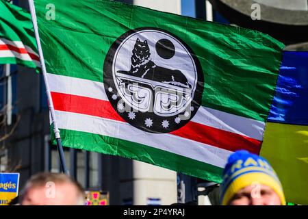 Demonstration against Putin and the war in ukraine in Brussels - Flag Chechen | Manifestation contre Poutine et la guerre en Ukraine - Drapeau tchetch Stock Photo