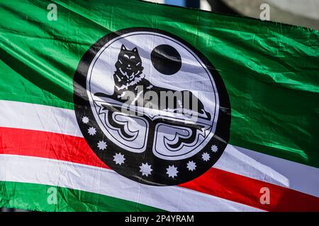 Demonstration against Putin and the war in ukraine in Brussels - Flag Chechen | Manifestation contre Poutine et la guerre en Ukraine - Drapeau tchetch Stock Photo