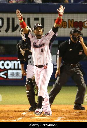 Former major leaguer Wladimir Balentien of the Yakult Swallows responds to  supporters after hitting his 55th home run during the 6th inning in the  ballgame against the Hiroshima Carp at the Jingu