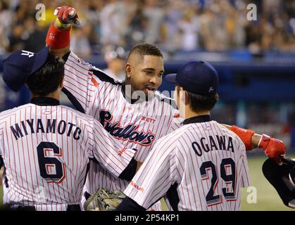 Wladimir Balentien, outfielder of Japanese baseball team Yakult Swallows  holds up a memorial plate after hitting his 56th home run during the ball  game agaisnt the Hanshin Tigers at the Jingu Stadium