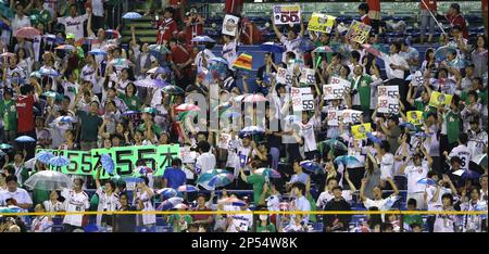 Former major leaguer Wladimir Balentien of the Yakult Swallows responds to  supporters after hitting his 55th home run during the 6th inning in the  ballgame against the Hiroshima Carp at the Jingu