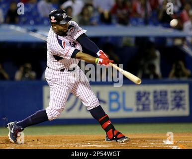 Former major leaguer Wladimir Balentien of the Yakult Swallows responds to  supporters after hitting his 55th home run during the 6th inning in the  ballgame against the Hiroshima Carp at the Jingu