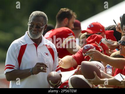 Former Kansas City Chiefs Bobby Bell, Jan Stenerud during an NFL football  game against the Dallas Cowboys Sunday, Aug. 11, 2009, in Kansas City, Mo.  (AP Photo/Ed Zurga Stock Photo - Alamy