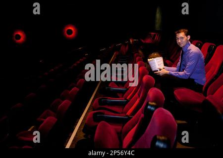 https://l450v.alamy.com/450v/2p56y4c/justin-kovitz-22-of-mount-pleasant-mich-poses-with-his-theater-popcorn-bucket-snap-lid-called-shake-n-share-on-july-26-2013-at-celebration-cinemas-in-michigan-the-lid-which-cuts-down-mess-and-distributes-butter-evenly-throughout-the-popcorn-can-also-be-used-as-a-share-bowl-it-is-manufactured-by-display-pack-of-grand-rapids-ap-photothe-grand-rapids-press-sammy-jo-hester-all-local-tv-out-local-tv-internet-out-2p56y4c.jpg