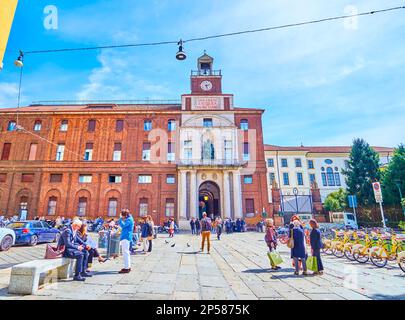 MILAN, ITALY - APRIL 11, 2022: The crowded Piazza Sant'Ambrogio with building of Universita Cattolica del Sacro Cuore, on April 11 in Milan, Italy Stock Photo