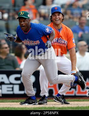 Oakland Athletics' 40th anniversary team top vote-getter Rickey Henderson,  right, throws out the ceremonial first pitch before the A's baseball game  against the Seattle Mariners in Oakland, Calif., Sunday, Sept. 21, 2008.