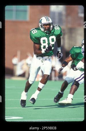https://l450v.alamy.com/450v/2p59beb/randy-moss-wide-receiver-shown-in-action-during-the-1996-season-for-the-marshall-university-thundering-herd-moss-played-at-marshall-in-1996-and-1997-he-was-chosen-with-the-21st-pick-in-the-1998-nfl-draft-by-the-minnesota-vikings-the-7-time-pro-bowler-also-played-for-the-oakland-raiders-new-england-patriots-tennessee-titans-and-san-francisco-49ersap-photobruce-schwartzman-2p59beb.jpg
