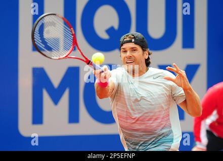 The world's number one tennis player Roger Federer returns the ball back  from Germany's Tommy Haas during the semi finals of the Men's Dubai Tennis  Championships on March 2, 2007. Federer won