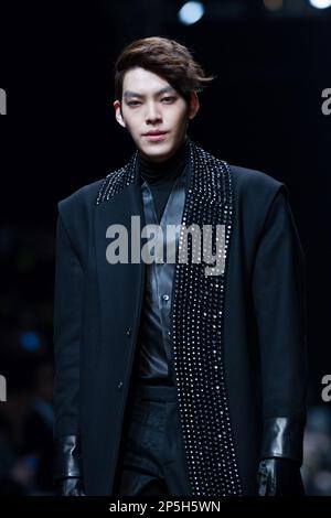 Kim Woo Bin catwalk for VanHart di Albazar during Seoul Fashion