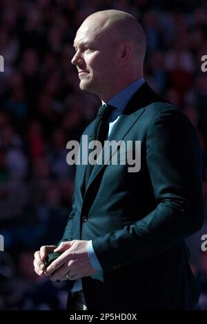 Former Toronto Maple Leafs captain Mats Sundin holds a puck as he stands on  center ice ahead of a Maple Leafs against the Boston Bruins NHL hockey game  in Toronto, Saturday, March