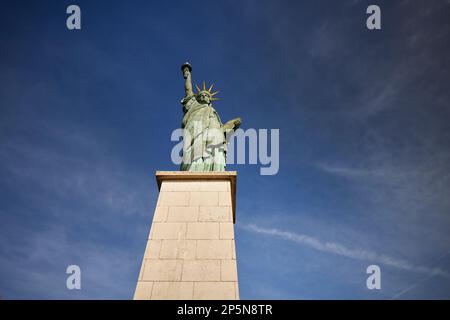 Paris landmark, Statue of Liberty on the Île aux Cygnes, River Seine in Paris. Given to the city in 1889 Stock Photo