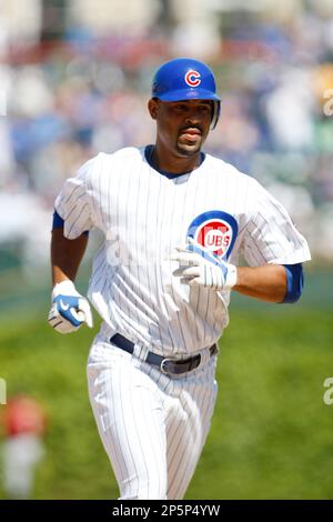 Chicago Cubs first baseman Derrek Lee (25) watches as the ball