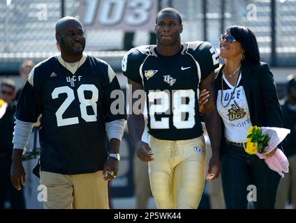 https://l450v.alamy.com/450v/2p5wk44/central-florida-running-back-latavius-murray-center-is-escorted-onto-the-field-by-his-father-paul-murray-left-and-his-mother-tawanna-wright-while-being-introduced-with-other-seniors-during-their-final-home-game-prior-to-an-ncaa-college-football-meeting-against-uab-in-orlando-fla-saturday-nov-24-2012ap-photophelan-m-ebenhack-2p5wk44.jpg
