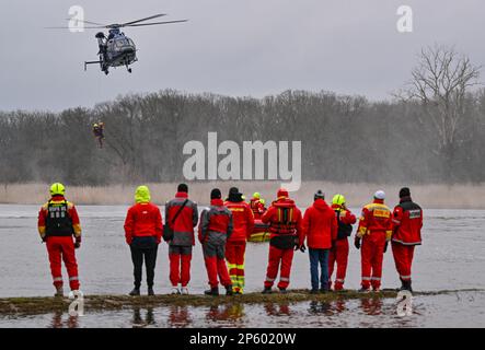 07 March 2023, Brandenburg, Frankfurt (Oder): The German Federal Police is taking part in a water rescue exercise on the German-Polish border river Oder with an Airbus Helicopters EC155 helicopter. On the same day, the Blumberg Federal Police Air Squadron, together with the German Red Cross (DRK), the Wasserwacht and the German Armed Forces, as well as Polish rescue units, conducted a joint exercise to rescue people from flowing waters on the Oder River. The volunteer air rescuers of the DRK water rescue regularly practice according to a coordinated concept with the federal police. The coopera Stock Photo