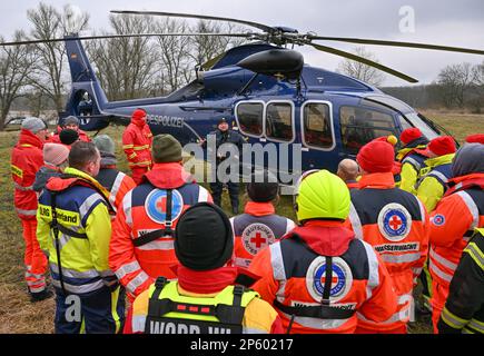 07 March 2023, Brandenburg, Frankfurt (Oder): A pilot of the German Federal Police explains the procedure with the Airbus Helicopters EC155 helicopter before the start of a water rescue exercise. On the same day, the Blumberg Federal Police Air Squadron conducted a joint exercise on the German-Polish border river Oder together with the German Red Cross (DRK), the German Water Rescue Service and the German Armed Forces, as well as Polish rescue units, to rescue people from flowing waters. The volunteer air rescuers of the DRK water rescue regularly practice according to a coordinated concept wi Stock Photo