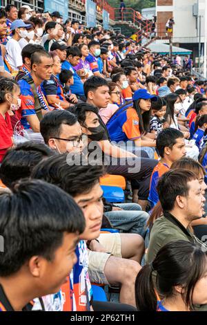 Spectators at Thai Premier League match, PAT Stadium, Bangkok Stock Photo